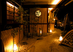 石灯籠のある庭を抜ける小径は、京の香り漂う町屋風の造りです。